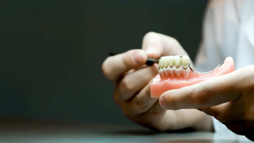 protezy zębowe stałe